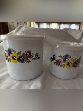 GMI Vintage Floral Enamel Round Canister Set 2pc 1.5 qt Snap Lids Petunias
